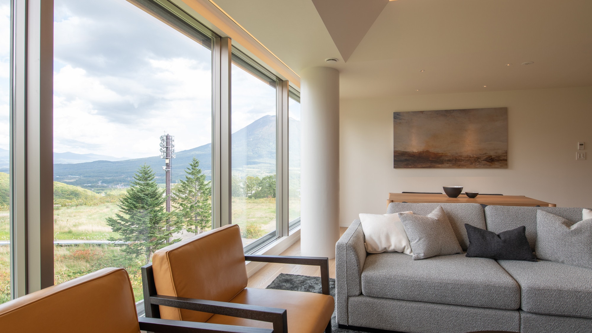 [2 bedrooms] Living room (partial Yotei view)