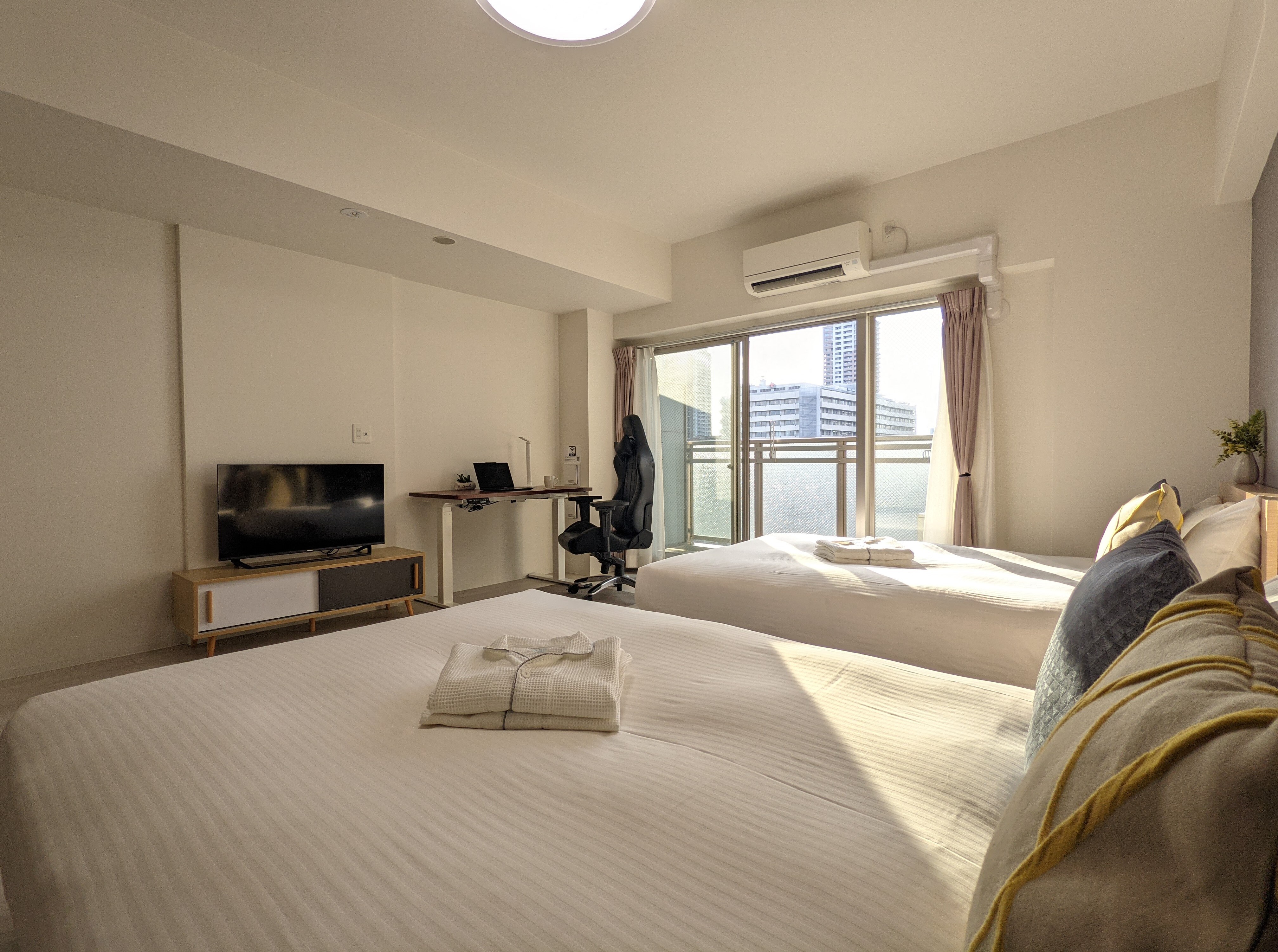 Double bed x2_Desk_High floor_View