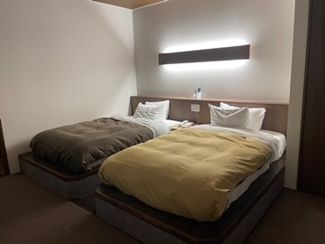 *Twin (example of guest room)/A spacious Japanese-style room equipped with two Simmons semi-double beds.