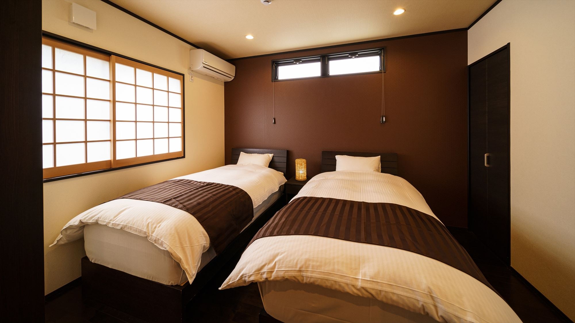 [Separate Japanese-Western style room with semi-open-air bath (Japanese-style room 10 tatami mats + bedroom)]