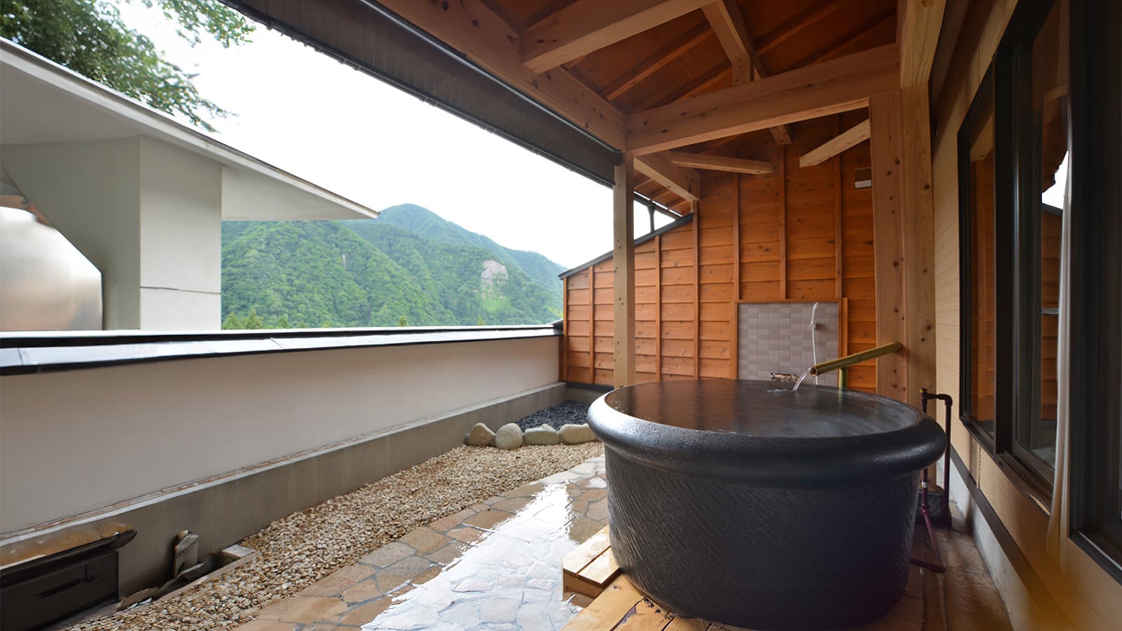 Yutogekan: Open-air bath in the "Kaden" room with an open-air bath