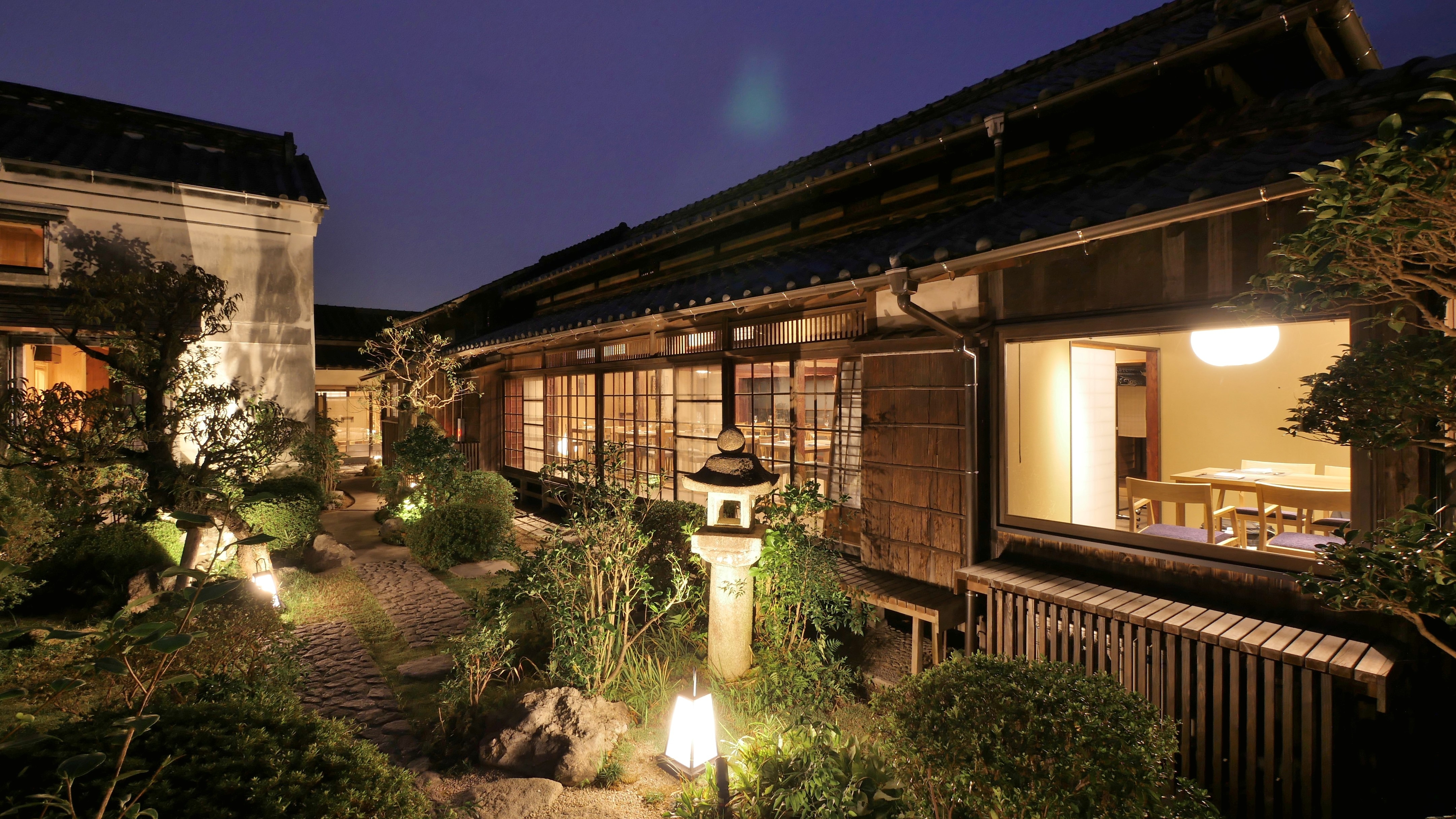 [Courtyard] The courtyard that can be seen from the rooms is lit up at night, creating a fantastical space.