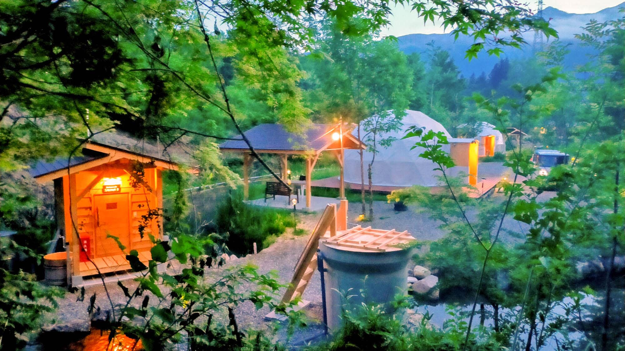 ・【G3/三溫暖】帳篷旁的私人桑拿。一邊眺望北阿爾卑斯山脈，一邊在露天沐浴，是一種別樣的享受。
