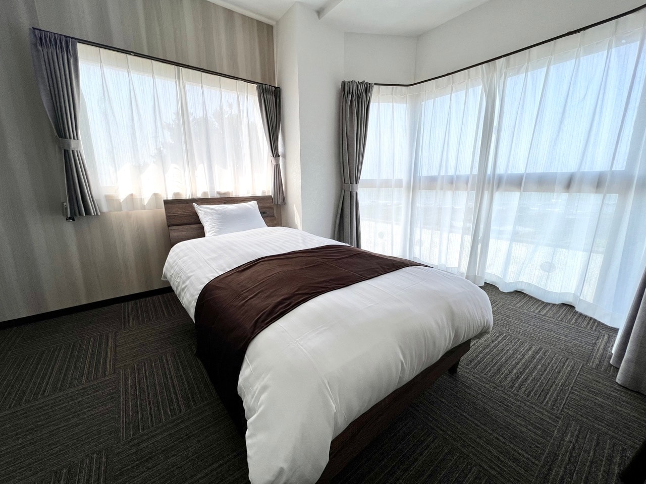 Room 1 (single room, ocean side)