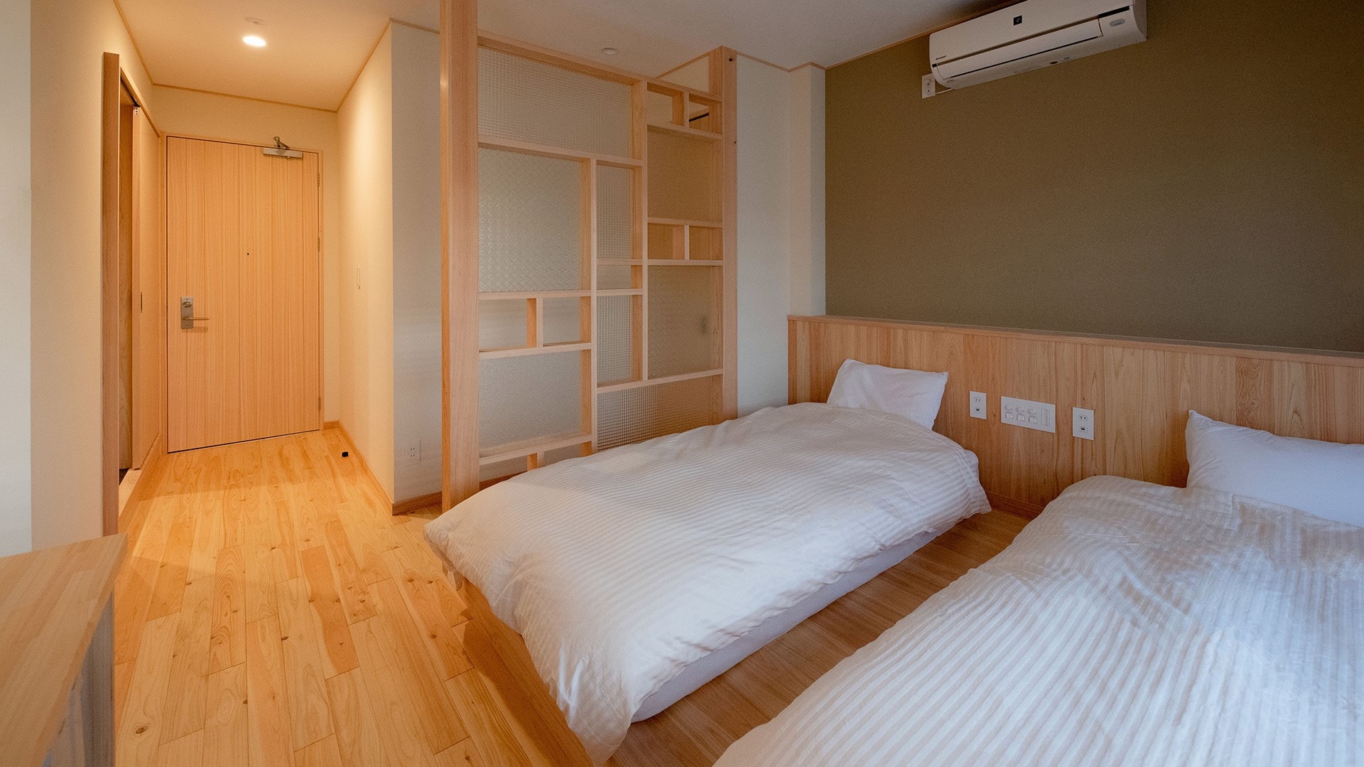 [Japanese-Western Room Hana (Only available on our website)] We have twin Simmons beds. Enjoy a comfortable sleep.