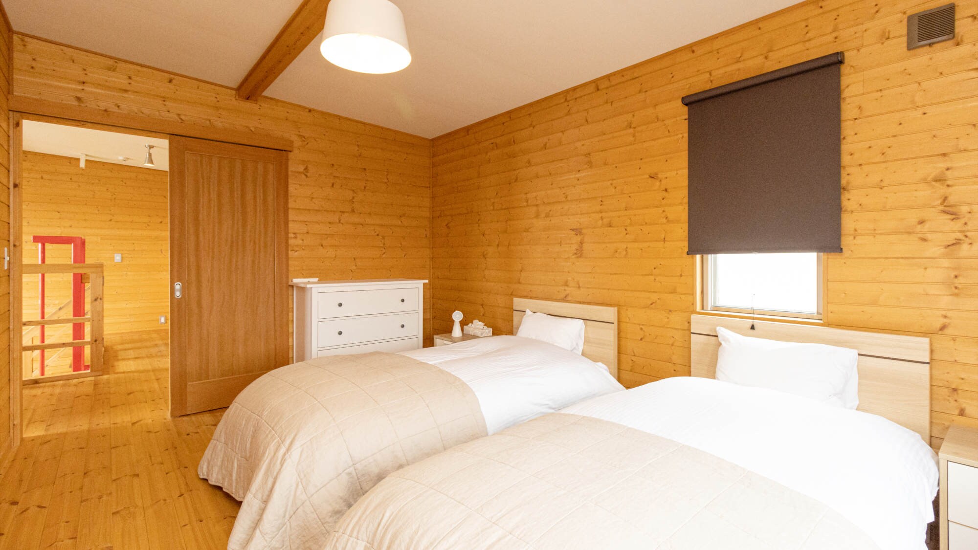[2nd floor / Bedroom 2] There are 2 bedrooms. Each has 2 beds. Please have a good night's sleep.