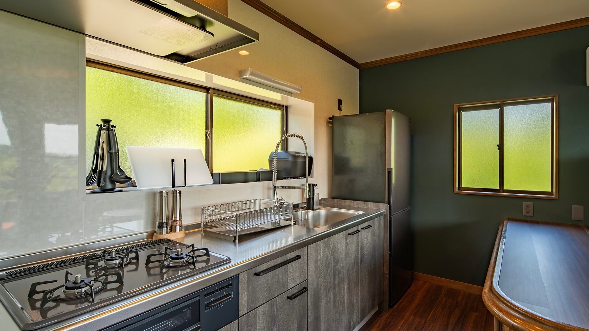 <Kitchen> You can cook your own meals in the spacious kitchen. It is equipped with all the necessary cooking utensils, tableware, and home appliances.