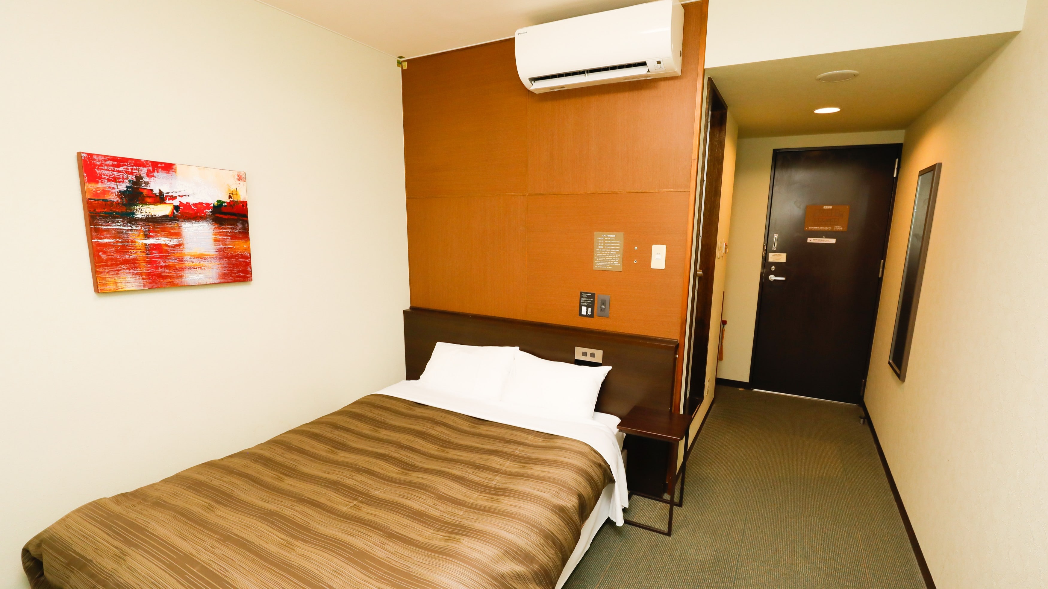Phòng đôi trong tòa nhà chính / Một phòng rộng 18m² kết hợp giữa công năng và sự thoải mái. (Ví dụ về phòng khách)