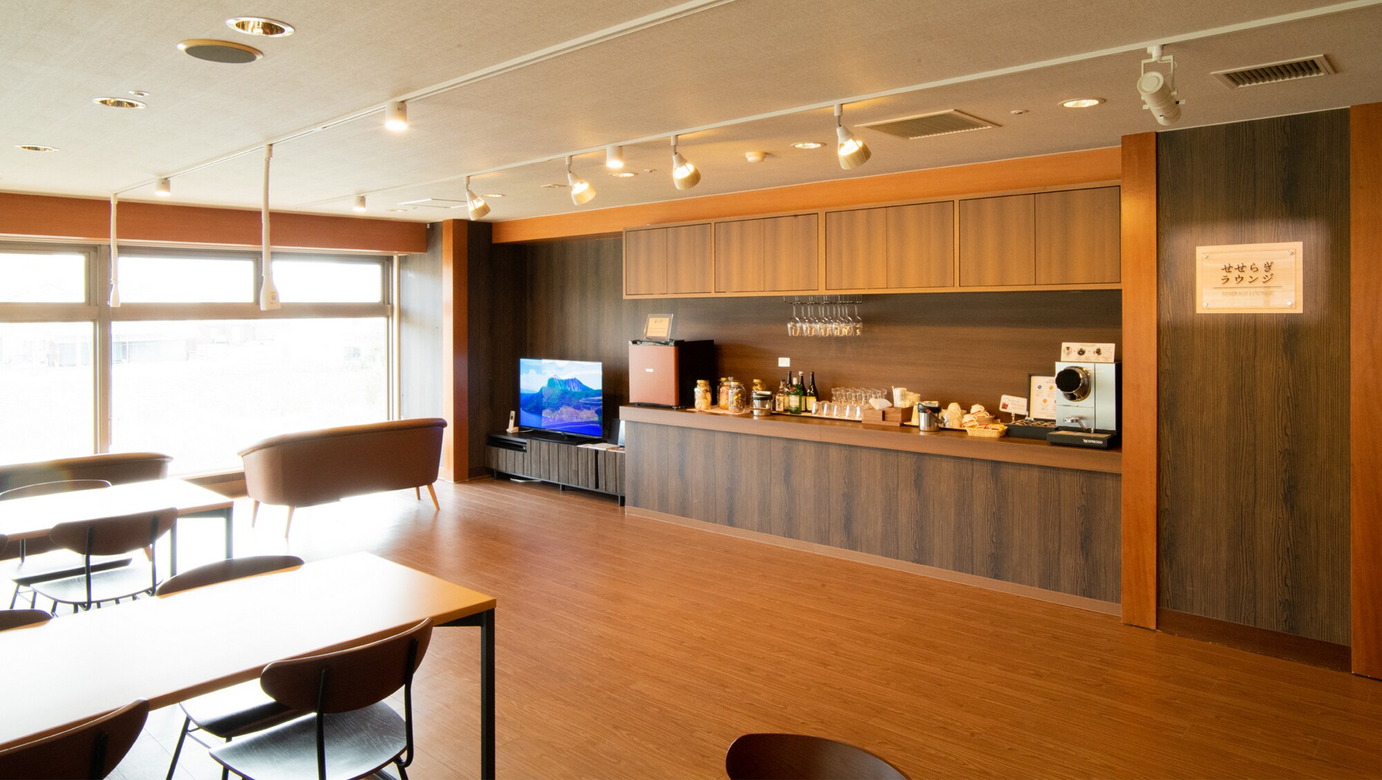 Seseragi Lounge: Drinks and snacks available. *Only available to guests staying on the Royal Floor.