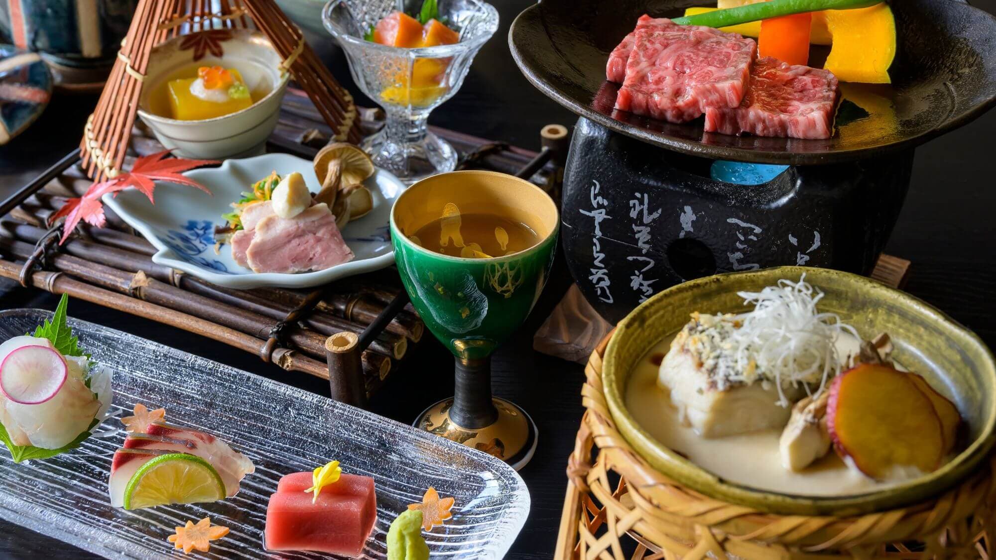 【秋日花柳懷石】以鳥取縣產和牛為主料，廚師用心烹調每一道菜。