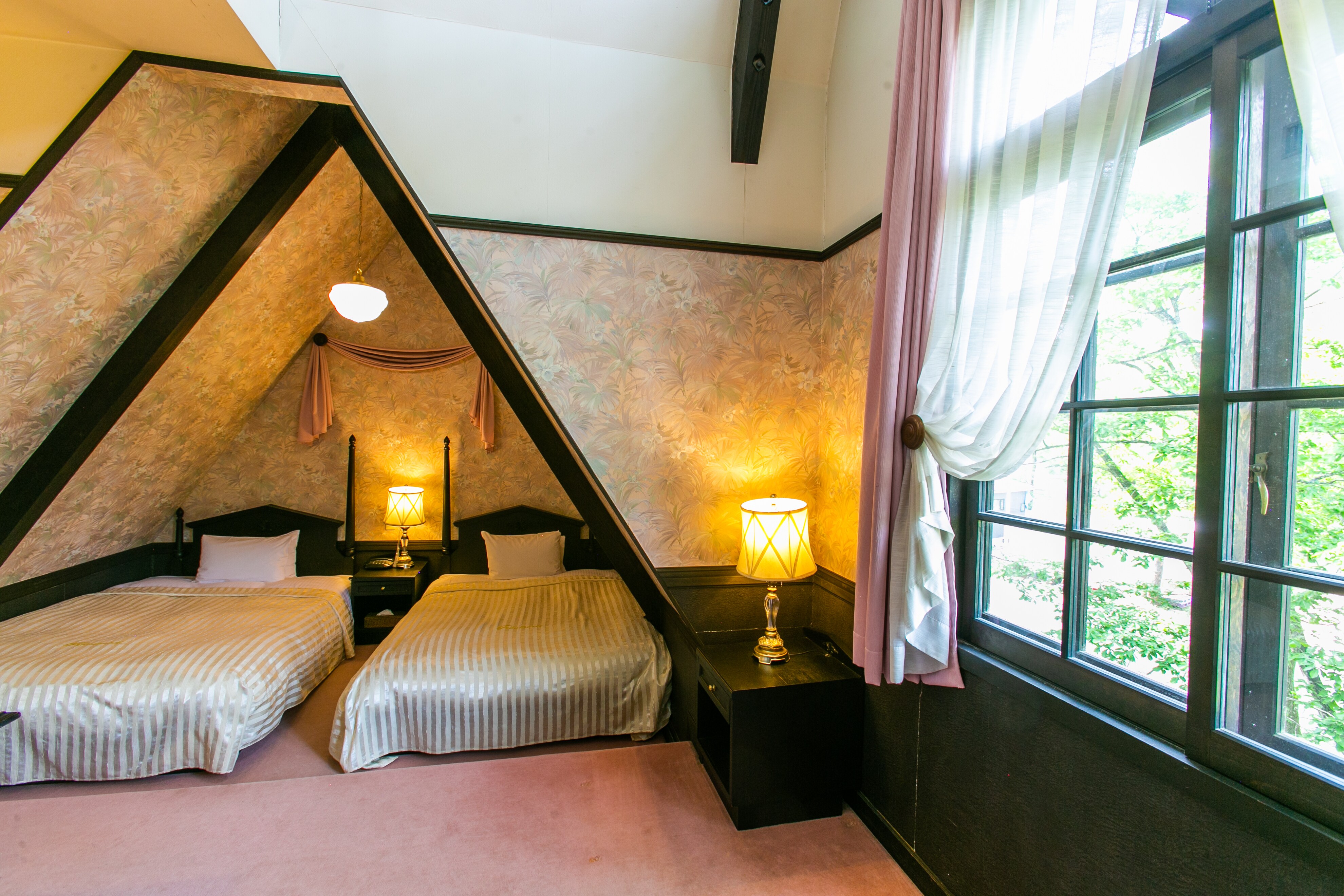 Executive Twin Room (36㎡) <Triangular roof bedroom + open-ceiling living room>