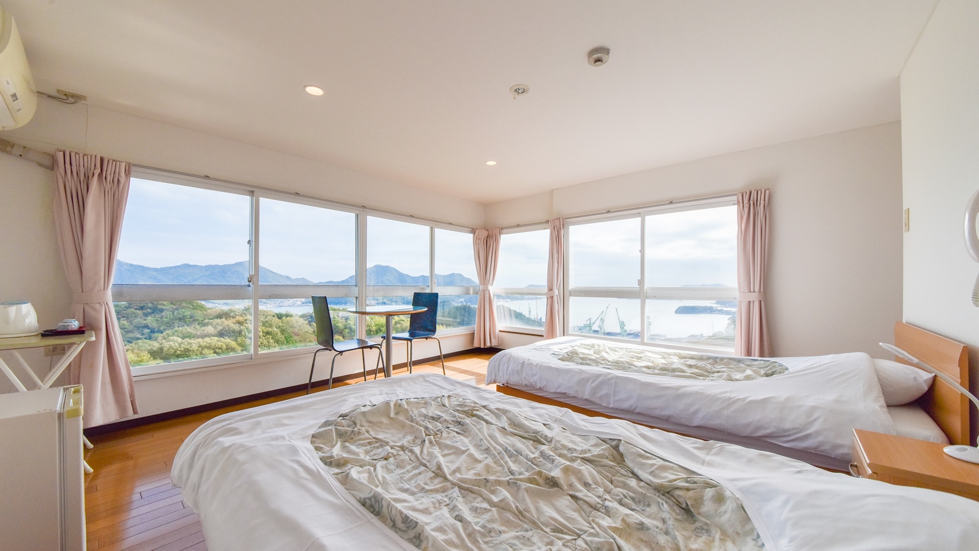 *Deluxe Twin: This room is located in a corner where you can enjoy the view of the Seto Inland Sea and the islands.