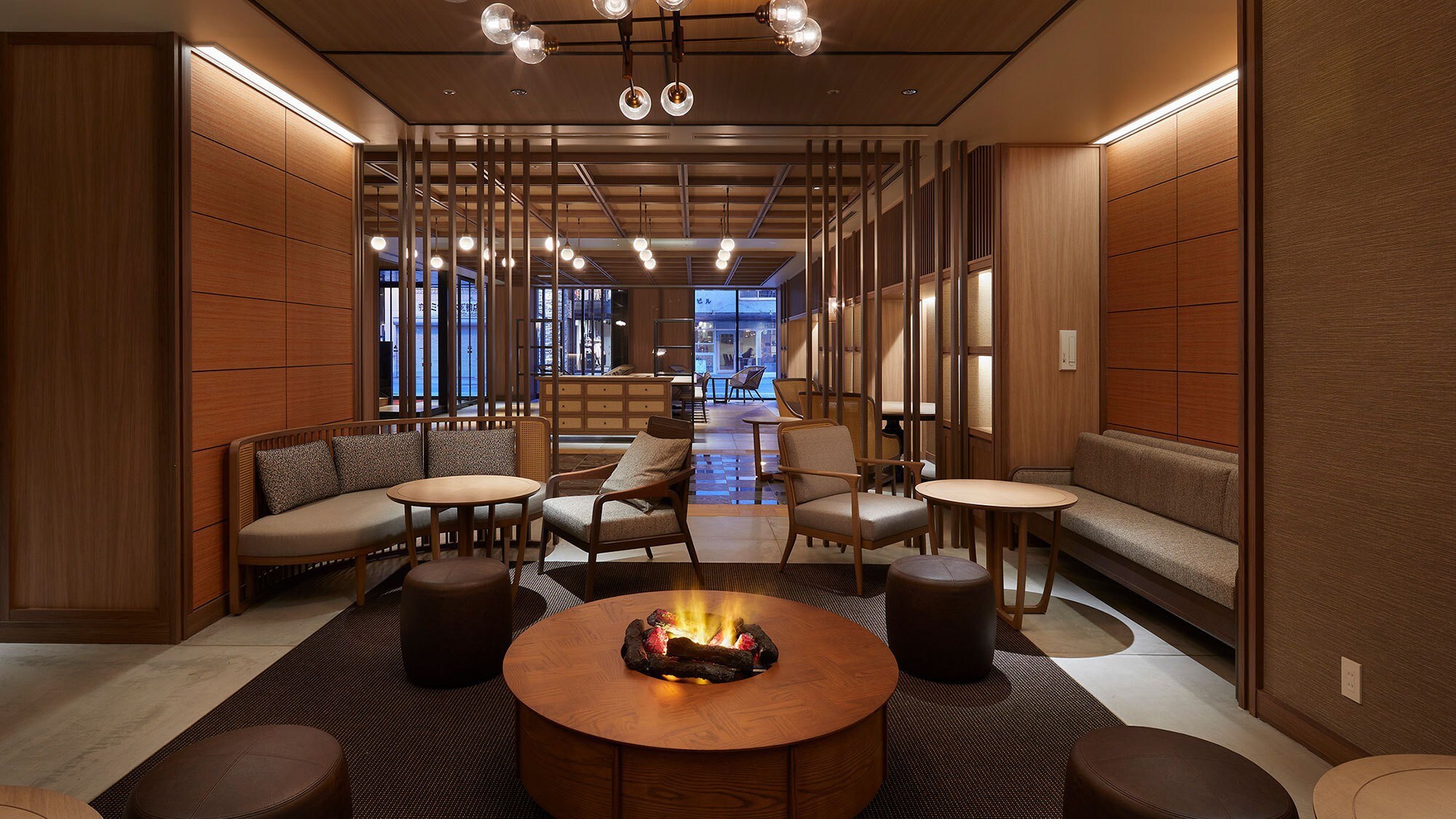 [Lounge] <1F> Furniture with a soft form is installed to create a warm and large living room-like space.