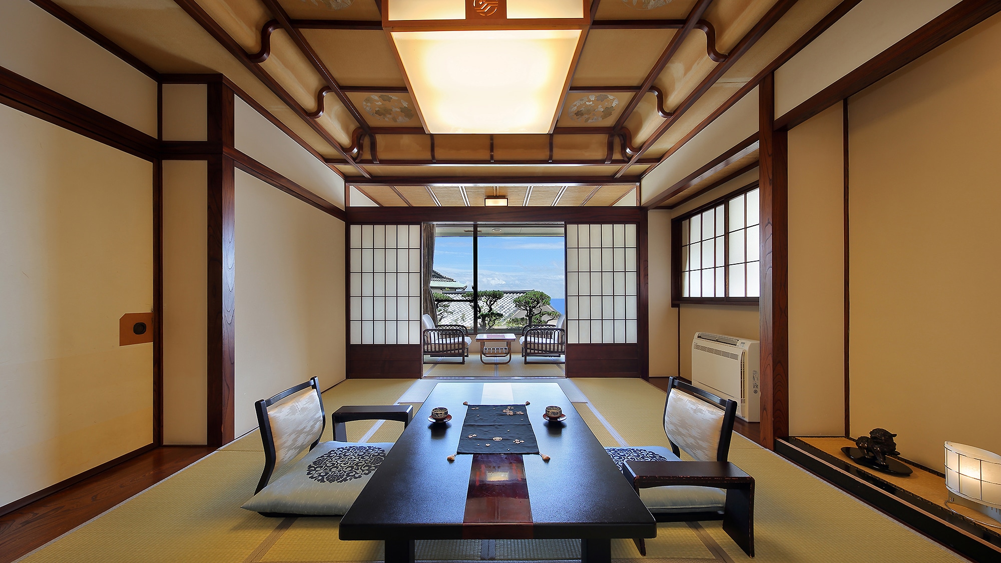 [Lacquer treasure house, calm zelkova-style pure Japanese-style guest room (Japanese-style room 10 tatami mats + wide rim)]