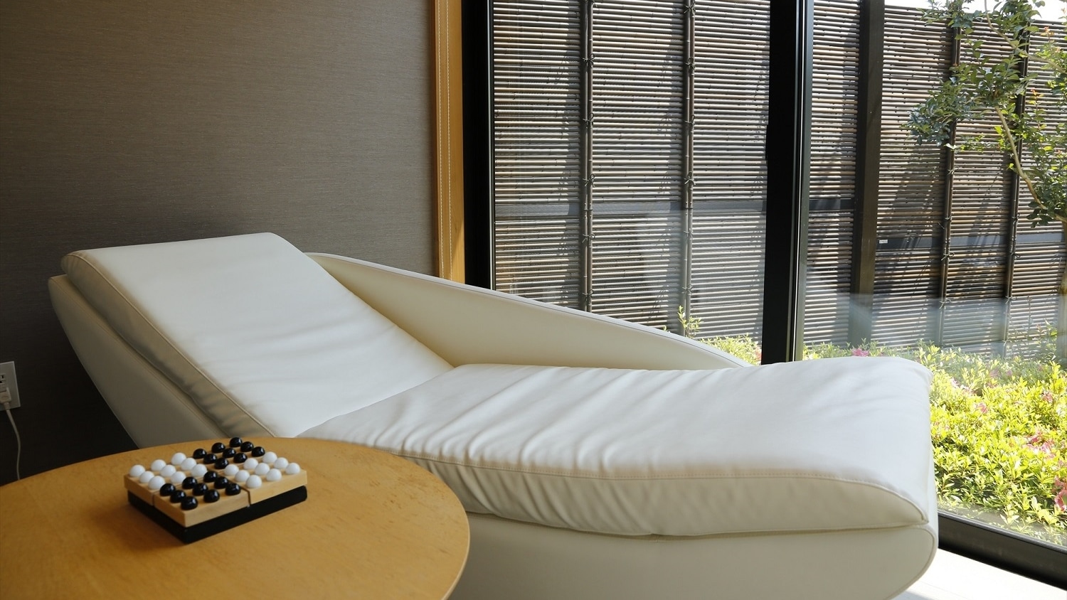Guest Room_Nautical Mile "Flower Crown"