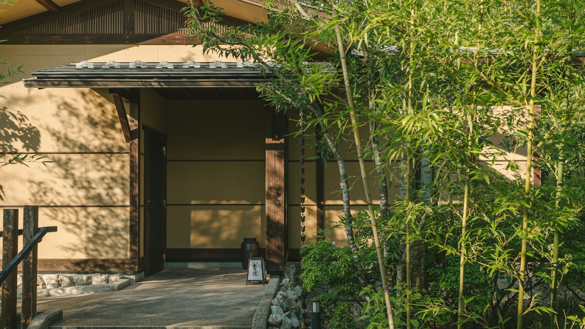 [Có một tòa nhà cho thuê cho năm nhóm mỗi ngày]