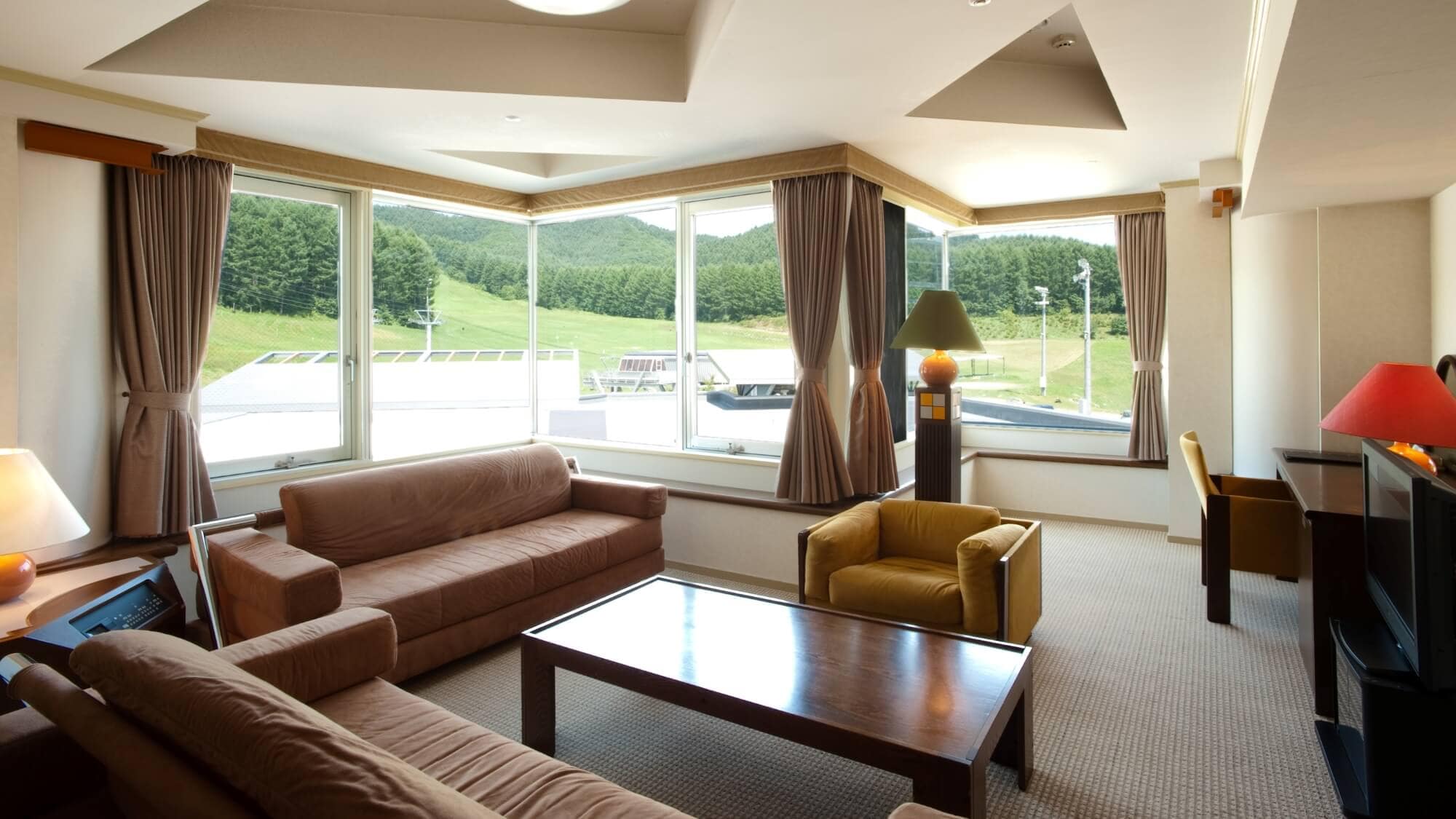 ■ [Guest rooms and suites]