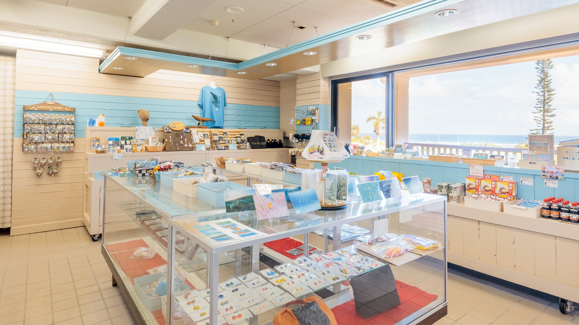 <Shop> The shop next to the lobby sells drinks, snacks, souvenirs, etc.