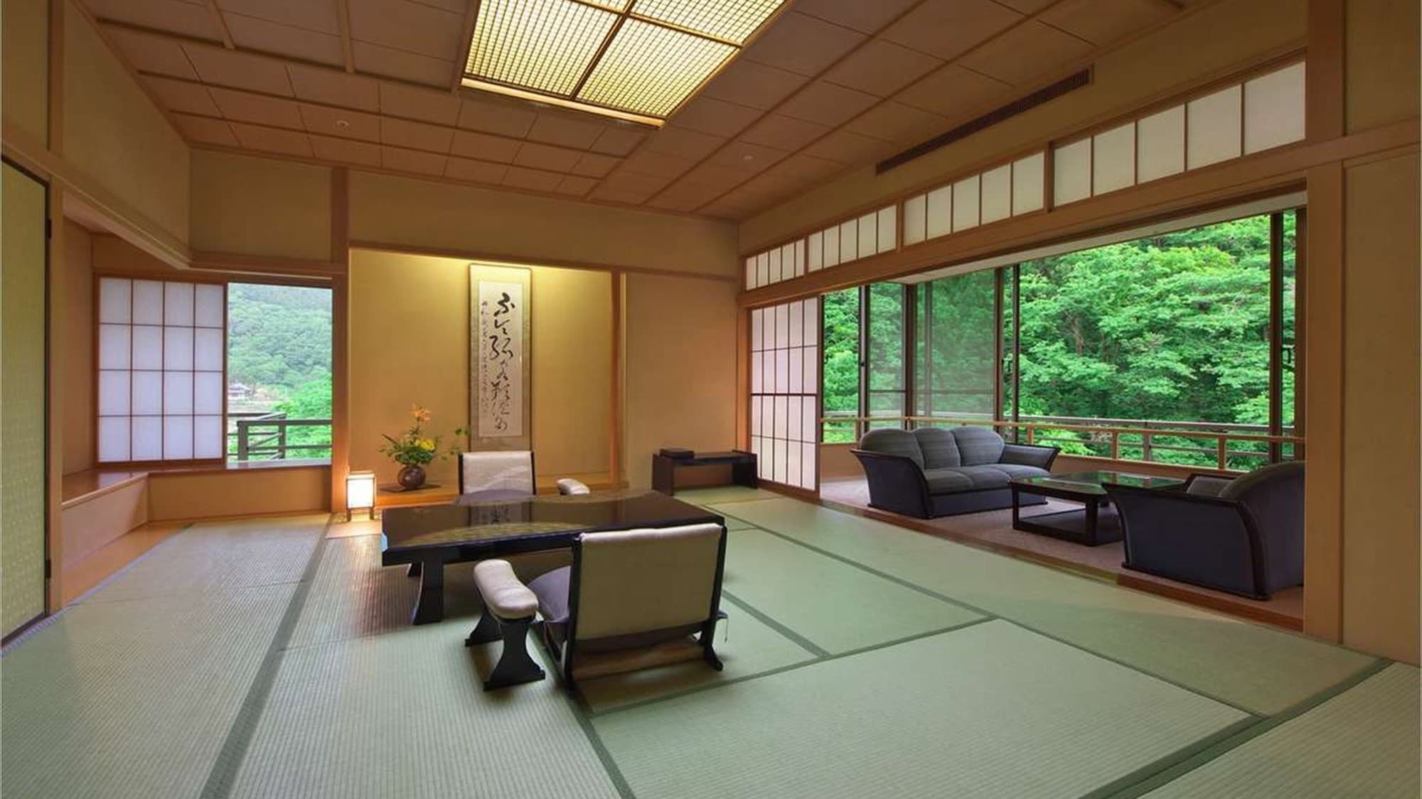 [Premium Suite] An open space with an open-air bath on the top floor where you can enjoy the view of Atsumi.
