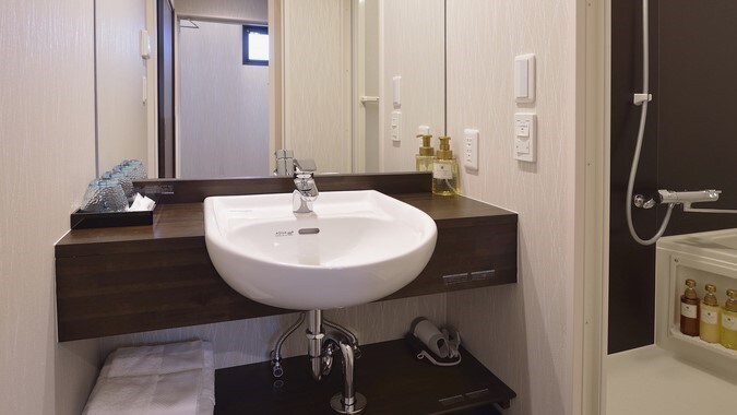 Not only the bathroom and toilet, but also the washroom is separate, so you can get ready in the morning and evening easily.