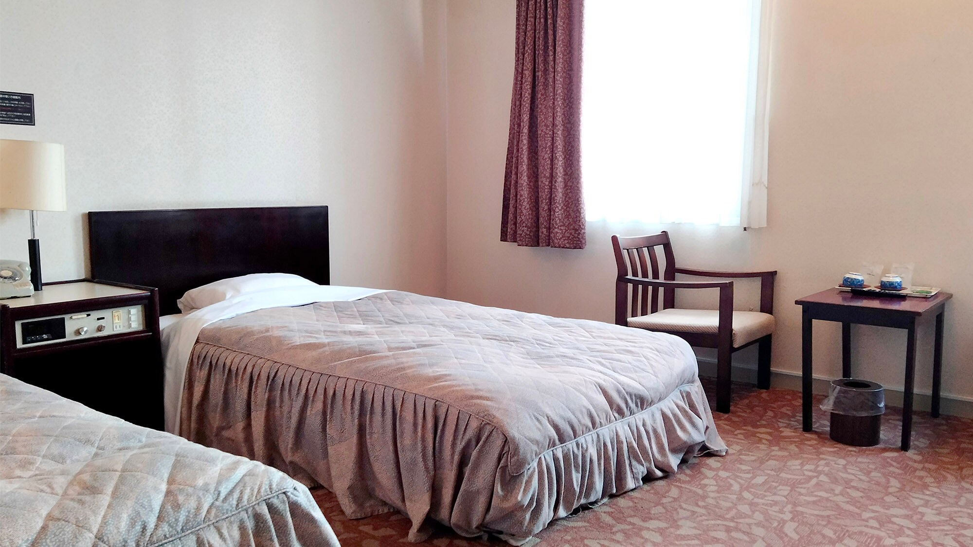 ・ Twin room: A spacious space with a table and chair set