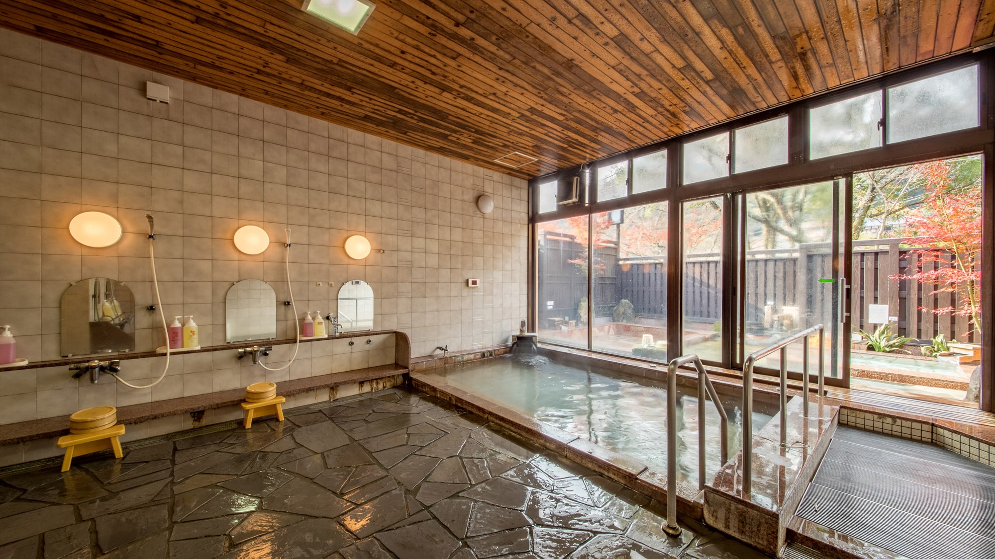 [Large public bath] Akane Onsen is a colorless, transparent sulfur spring.