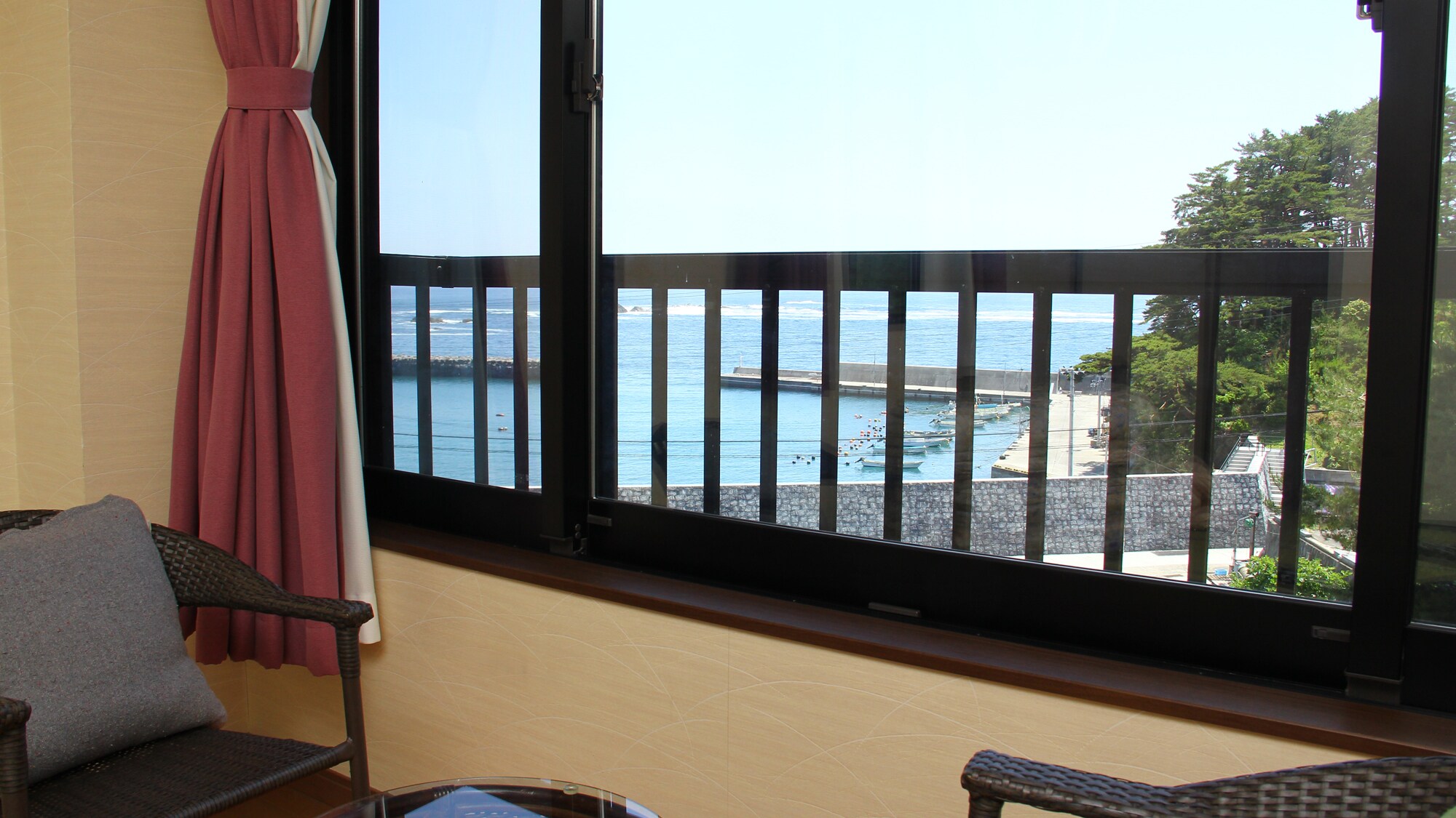 You can see the beautiful ocean from the window!