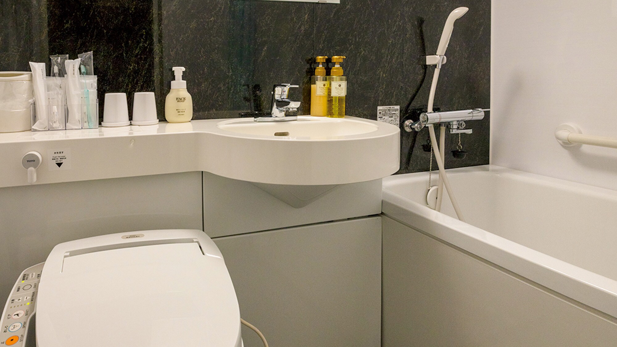 ・All Western-style rooms are equipped with a unit bath. The toilet is equipped with a heated toilet seat.