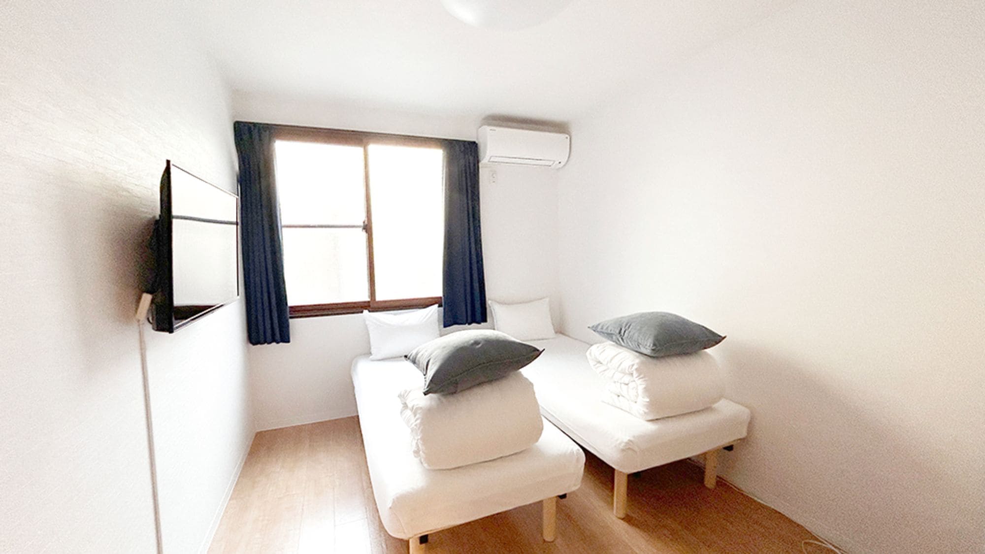 ・[101-104 Twin] Setiap kamar dilengkapi dengan AC individual dan TV layar datar