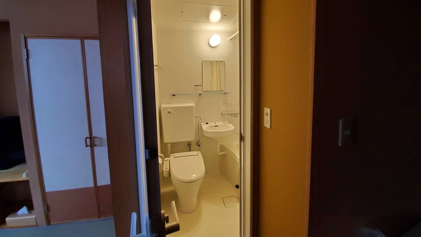 Kamar bergaya Jepang dengan kamar mandi unit