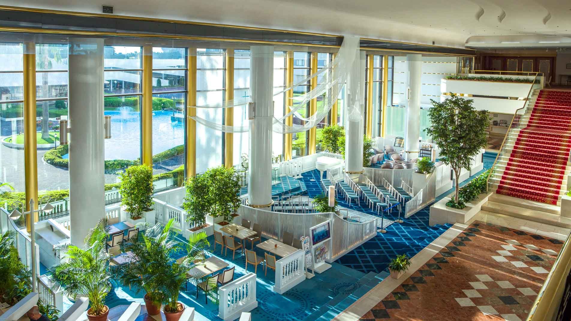 Lobi atrium hingga lantai 2 yang cerah