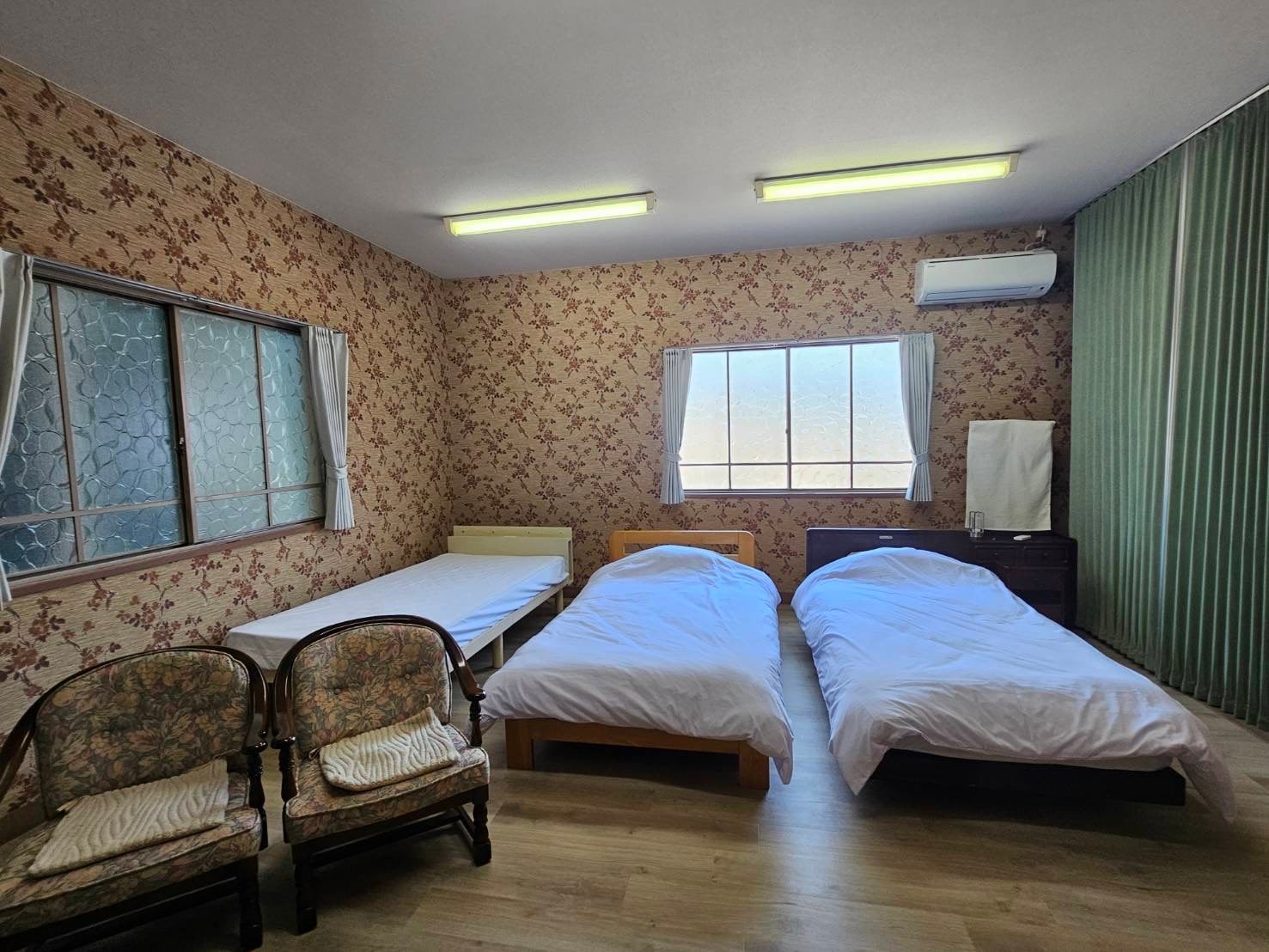 Second floor Western-style bedroom [up to 4 people]