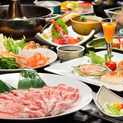 선명한 핑크색 고기를 뜨거운 냄비에 푹 빠뜨리면 맛이 긴장된 고급 맛을 즐길 수 있습니다.