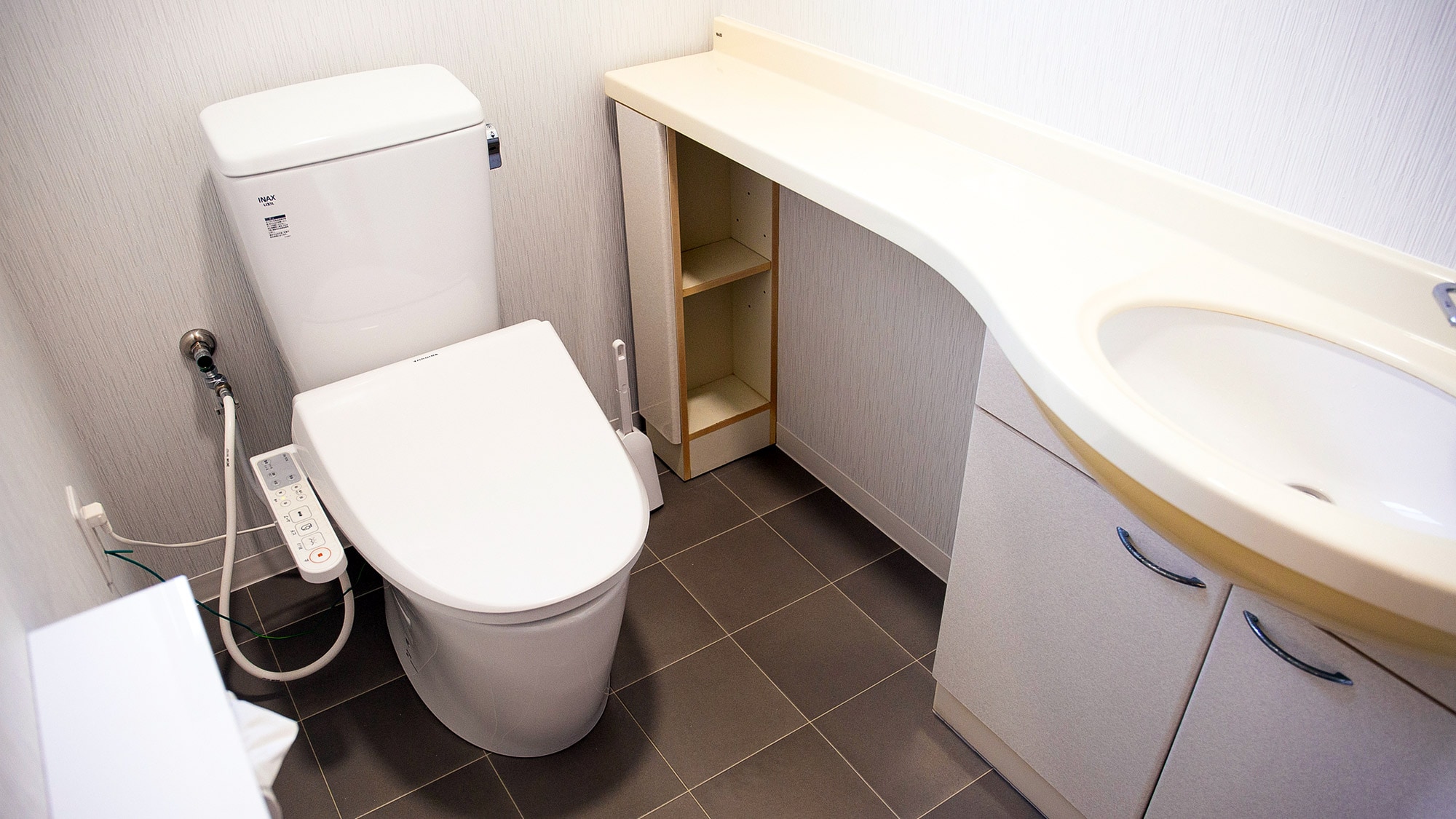 ・【화장실】넓게 느긋하게 이용하실 수 있는 세정기 부착 변기의 화장실