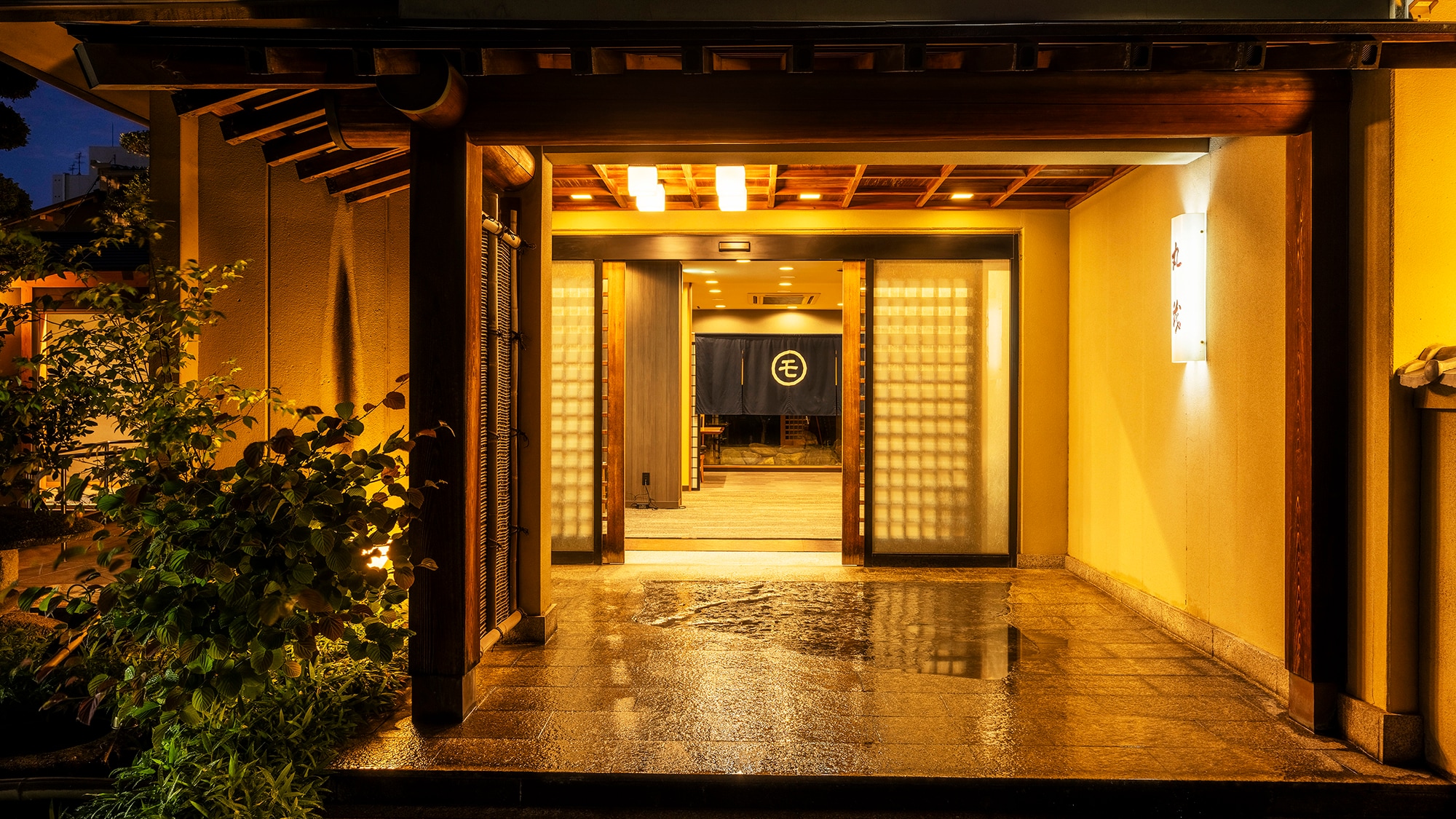 【館内イメージ】鳥取駅から徒歩５分の立地。街中にありながらゆったりと寛げる静かな空間。