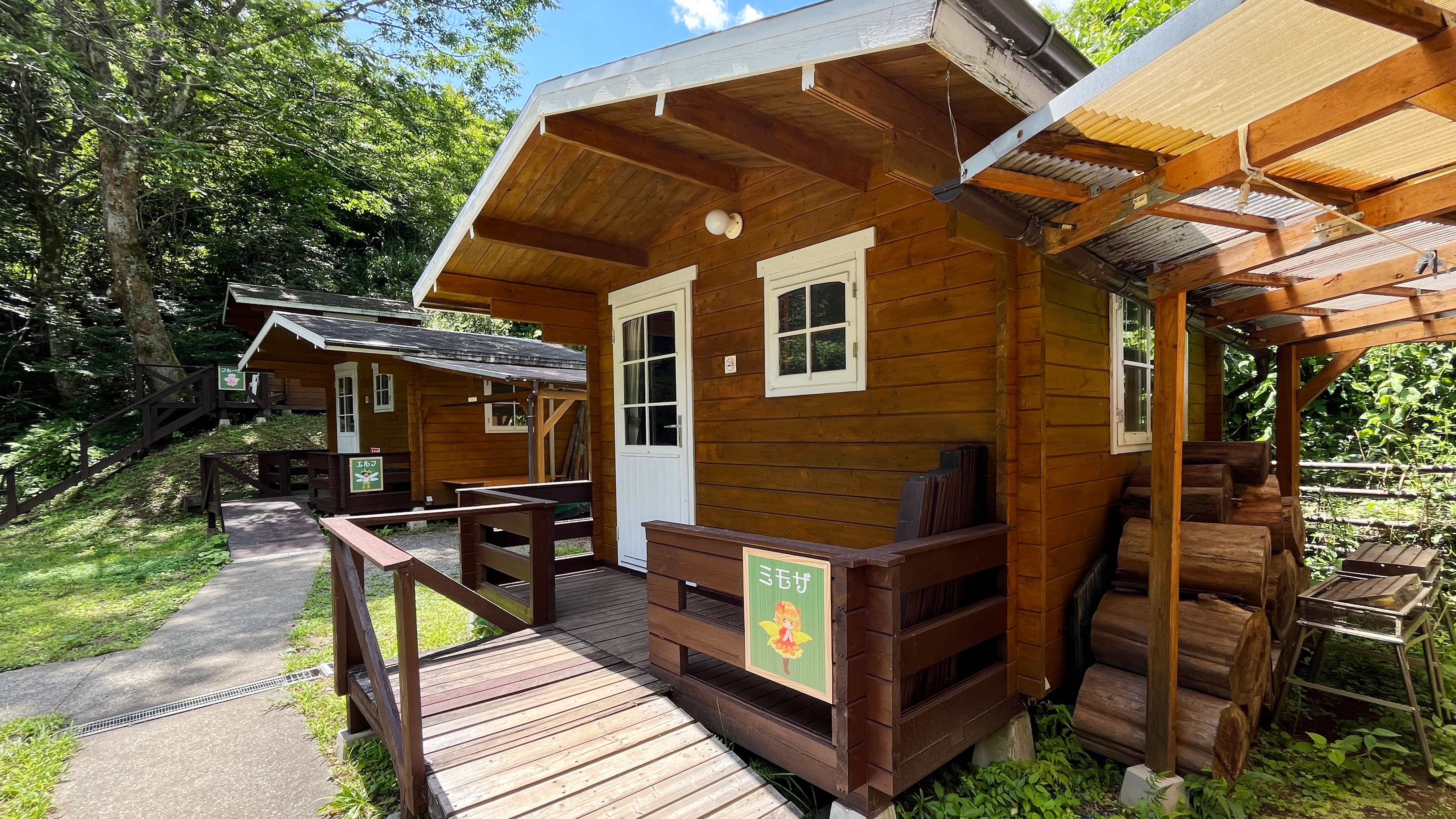 Mimosa: A cottage with a slope and a water source and toilet right next to it