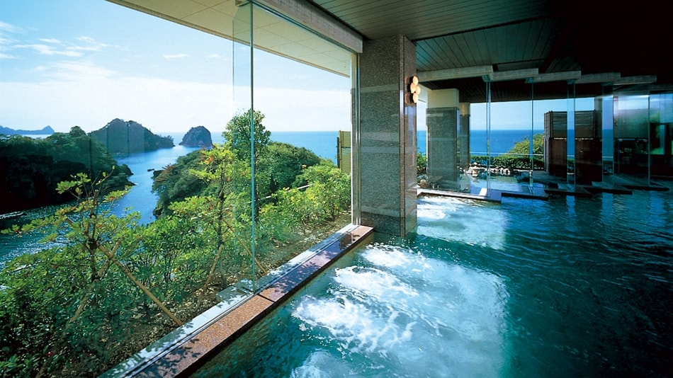 [Large communal bath] Bathing while looking at the azure sea