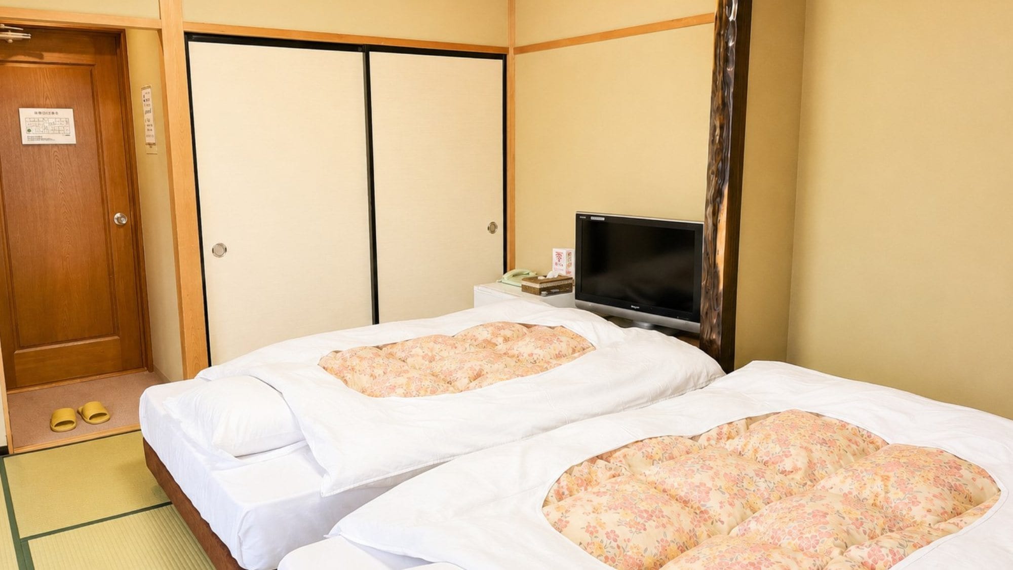 A simple, easy-to-use, and calming Japanese-style room.