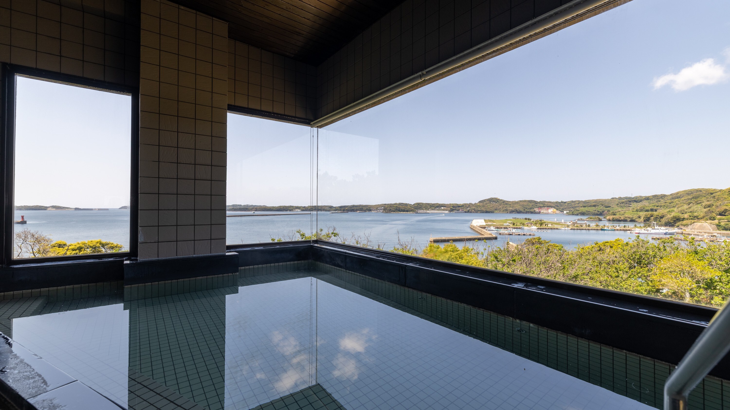[Panoramic public bath] "Mai no Yu" is a large public bath overlooking the sea. Opening hours: 5:30-24:00