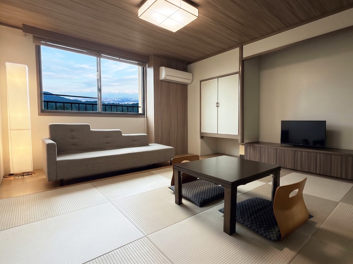 Japanese-modern style room (10 tatami mats) (non-smoking) ● Capacity: 2-3 people ● 4th floor / 3rd floor