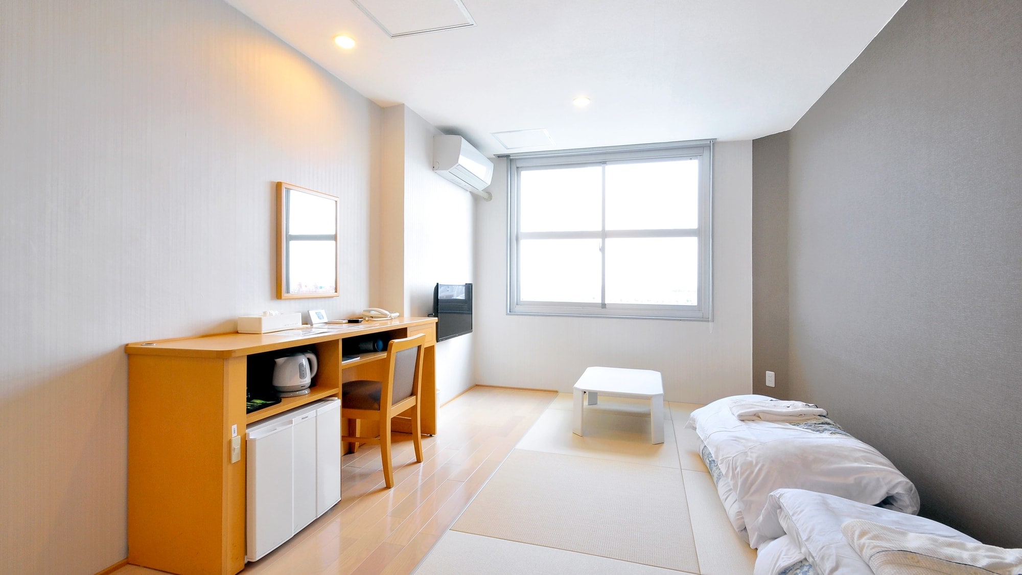 [Kamar bergaya Jepang] Anda dapat meregangkan kaki dan bersantai di tikar tatami Ryukyu.