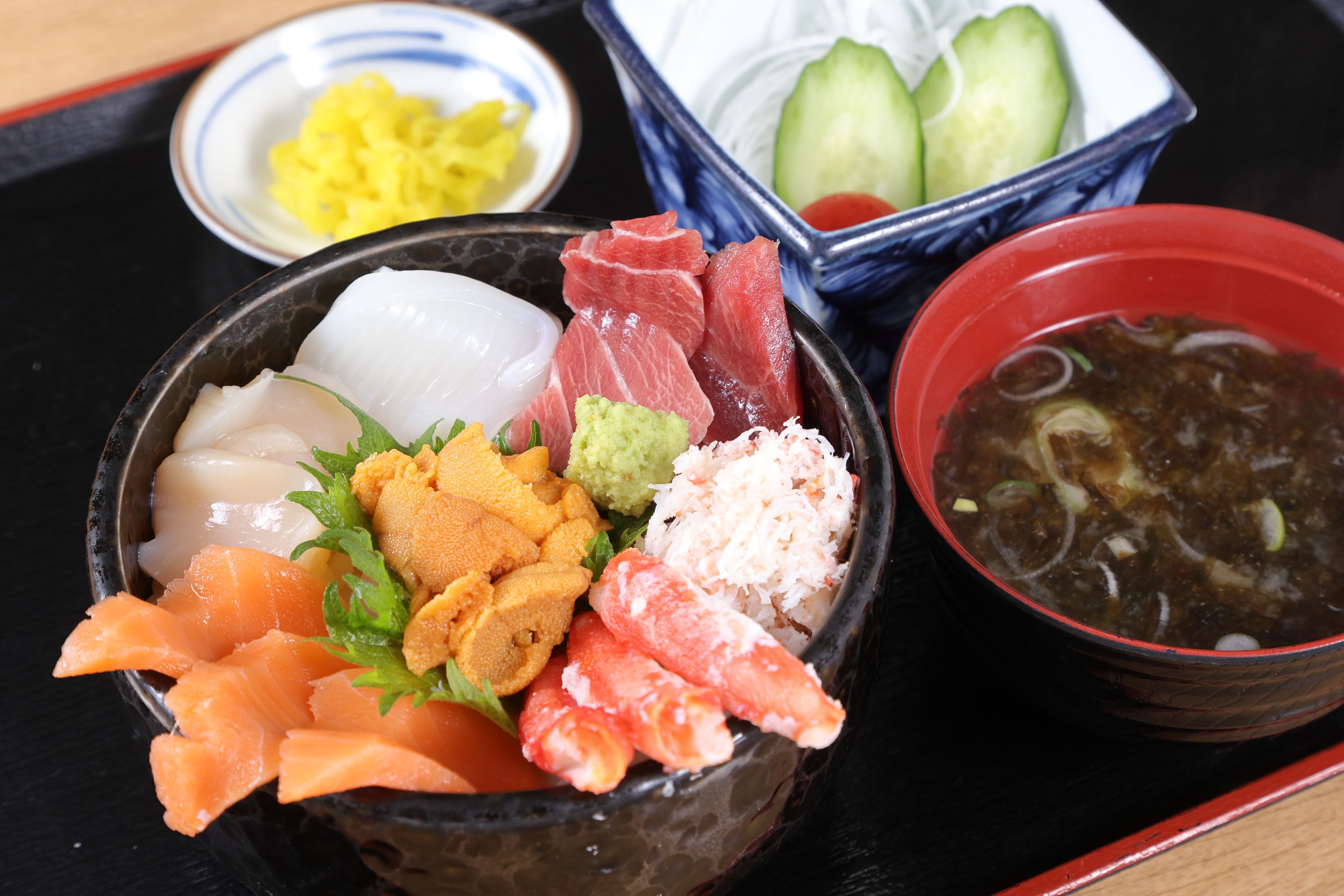 Hidangan Jepang "Danshaku Seafood Bowl Set" diantar ke kamar Anda.
