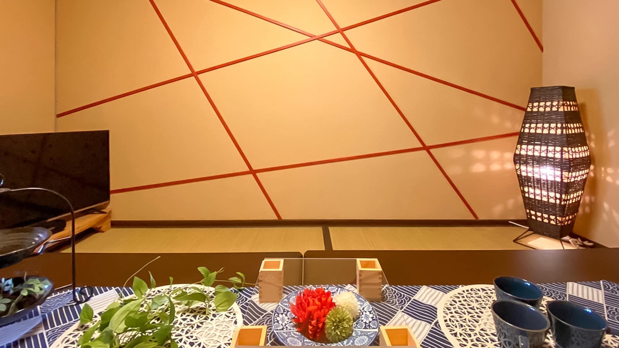 ・＜1F Japanese-style room＞A room where you can relax and be comforted by the warm light of indirect lighting