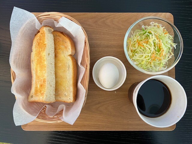 客房內供應早餐：奶油吐司配飲料 300 日圓