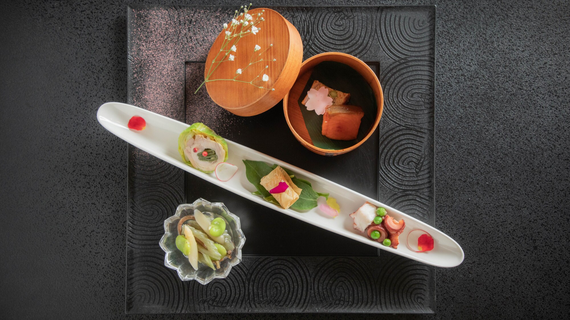 [2025年春季] 「迎賓菜」將提供豐富的海鮮和山珍，例如北前蟹和櫻桃鮭魚，這些在每年的這個時候特別美味。