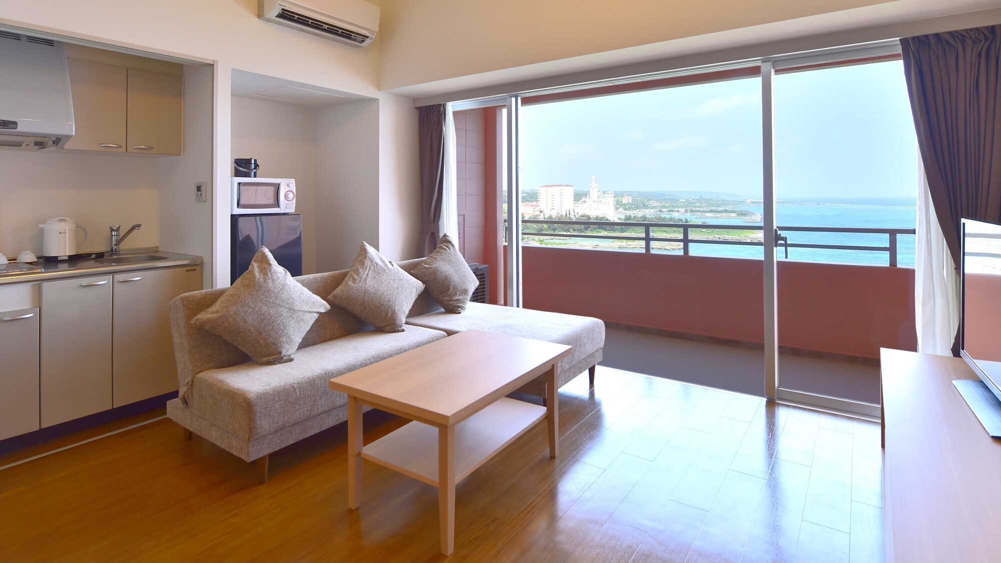 [Type B Japanese-Western style room] With a total of 57 square meters of room and balcony, you can spend a comfortable time.