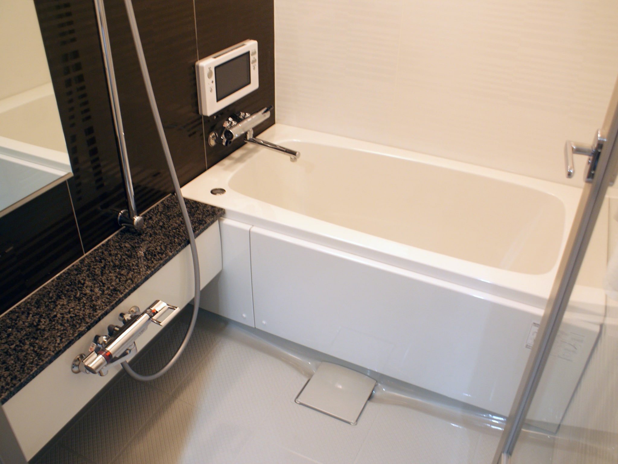 Premium Single (Smoking): Bathroom
