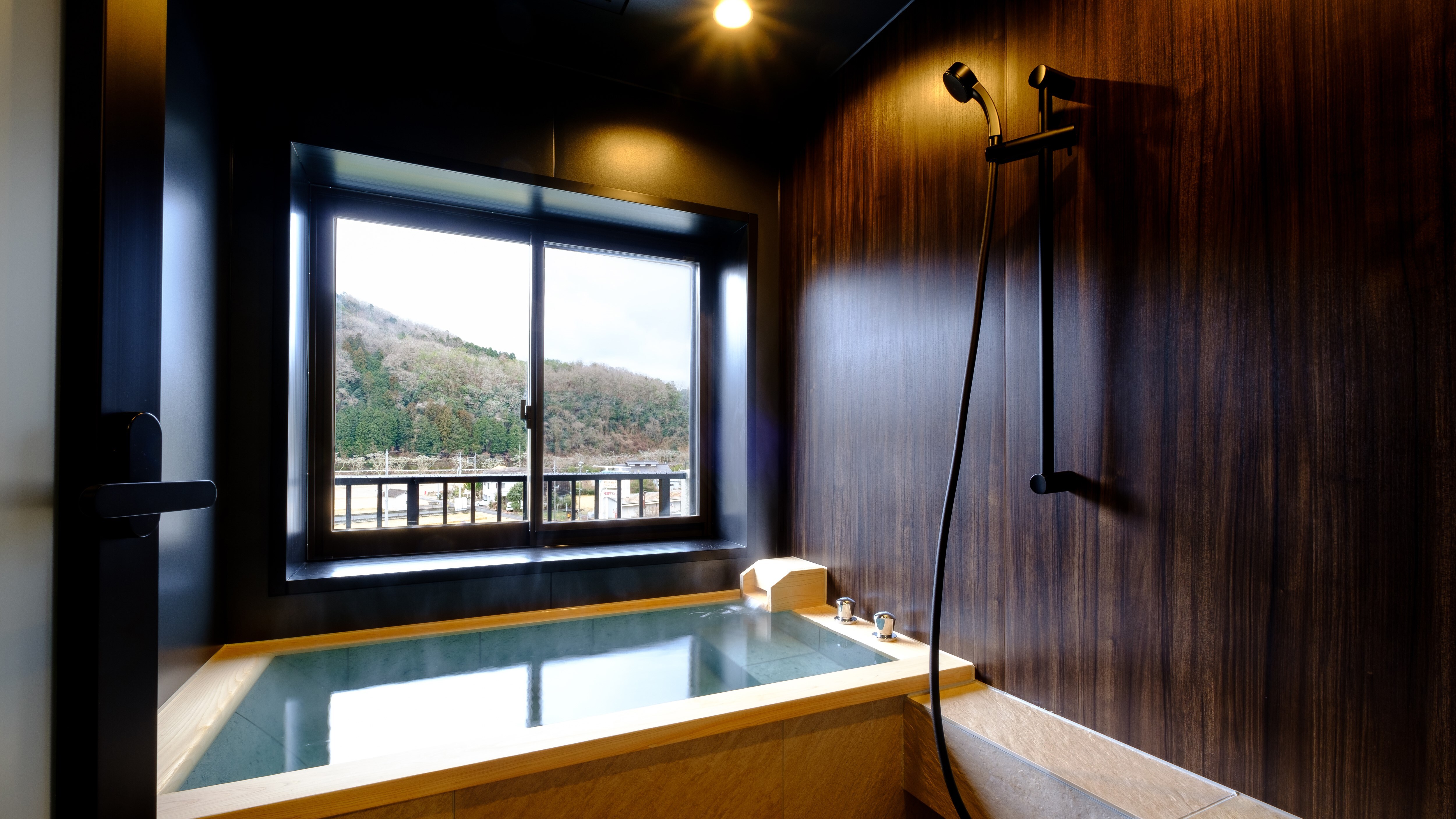 A modern Japanese room with a semi-open-air bath on the jadeite floor [Kikyo], a non-smoking room