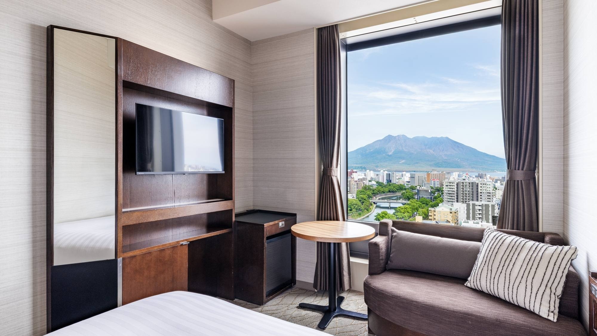 [Sakurajima side double room 17.7m²/bed width 150cm] A relaxing sofa and a gentle design.