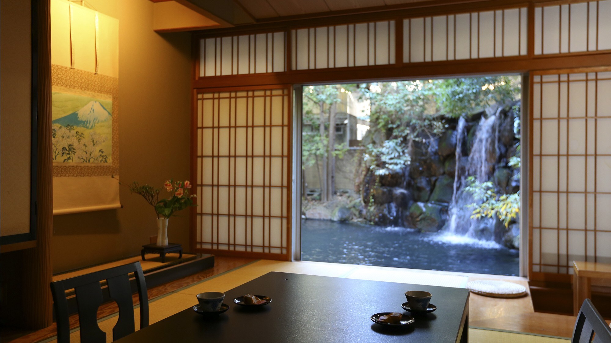 ◇ [Standard] Open-air Japanese-style room (smoking, 10 tatami mats) with a view of the pond garden.